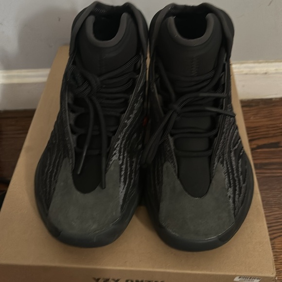 Yeezy QBTM size 10 men’s - Picture 2 of 4
